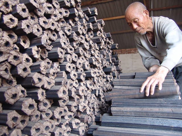 致富大參考：用鋸末邊角料加工機(jī)制木炭賺錢嗎？